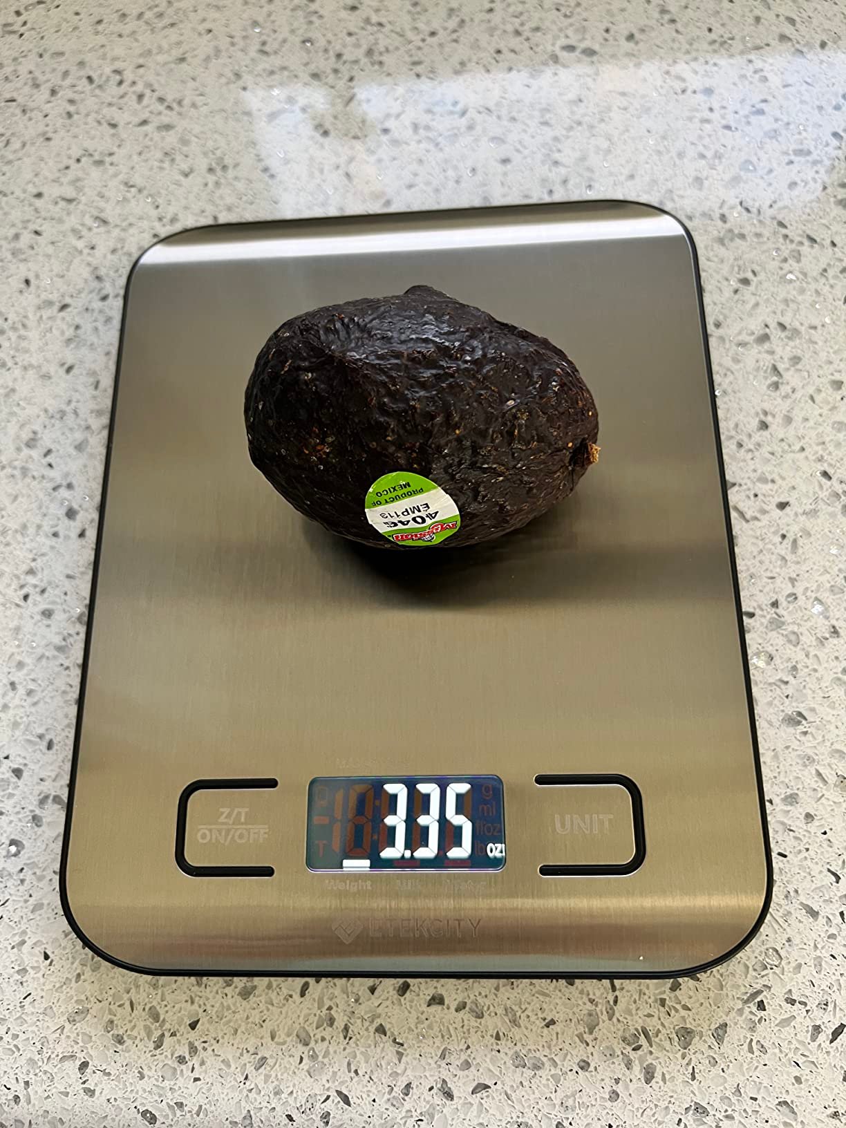 Digital kitchen scale for portion accuracy in longevity-focused diet for midlife adults